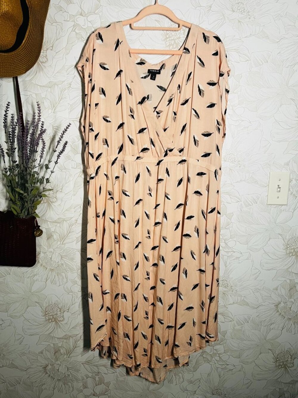 Torrid 3 Pink Feather Print Dress With Elastic Waist & V Neck Size 3X